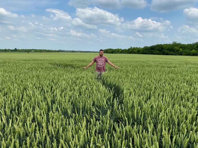 Kuzsmiczki Szilárd gazdasági agrármérnök és családja vegyes gazdálkodást folytat, növénytermesztéssel és állattenyésztéssel is foglalkoznak