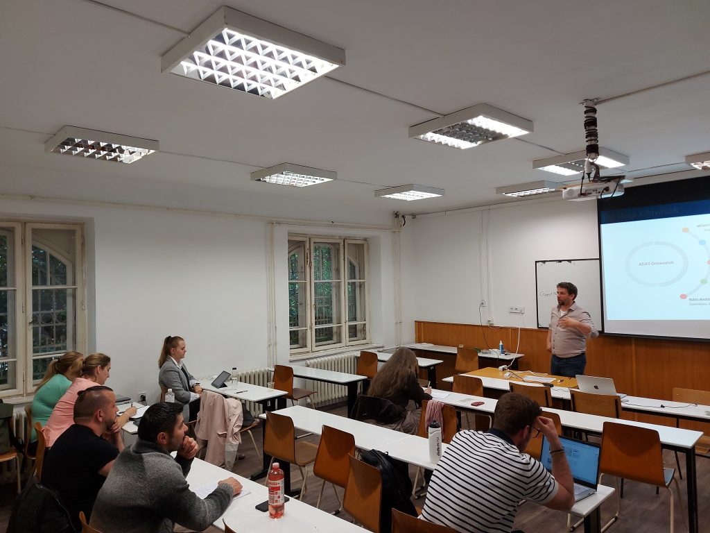 Tarcsi Ádám, az ELTE Informatikai Kar szakembere, a Data-EDIH koordinátora az adatfeldolgozás hátteréről és gyakorlatáról beszélt a hallgatóknak.
