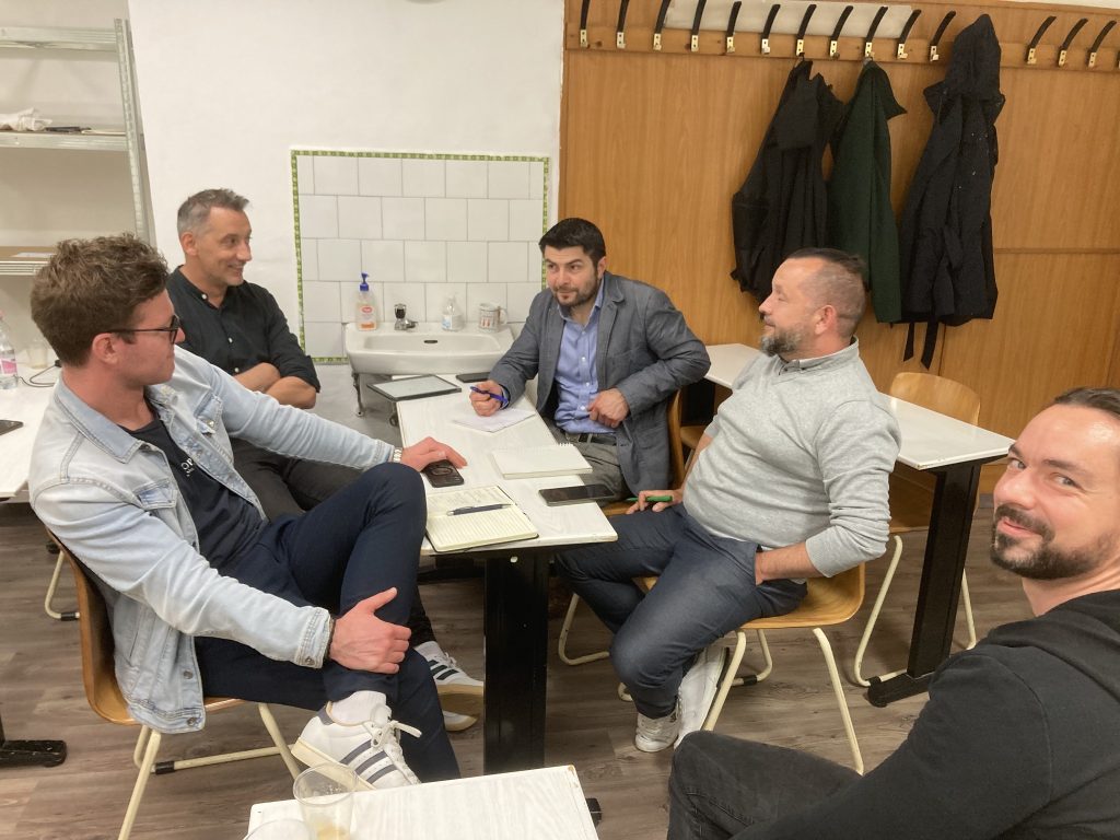 Projektmunka megbeszélés a budapesti DAA Plusz élelmiszeripari digitalizációs szaktanácsadó képzésen, jobbra dr. Kertész István egyetemi adjunktus, okleveles élelmiszermérnök