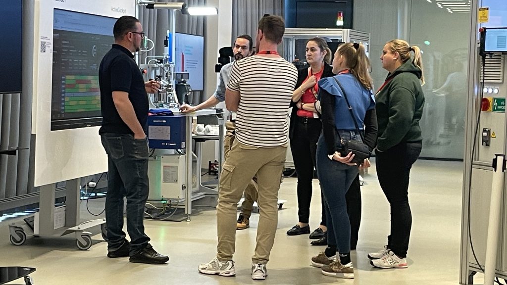 A résztvevők délután a Bosch Rexroth CU.BE Budapest innovációs élményközpontjában tettek látogatást
