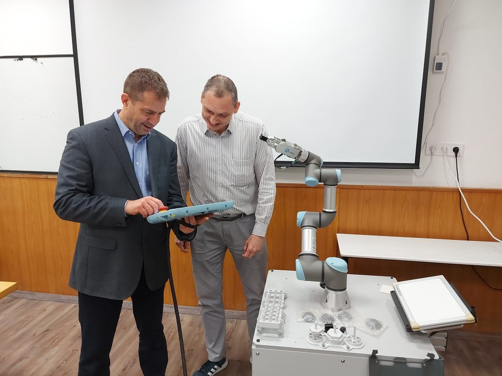 A házigazda MATE két oktatója, dr. Gillay Zoltán és dr. Baranyai László betekintést nyújtott a kollaboratív robotok működésébe és gyakorlati használatába.