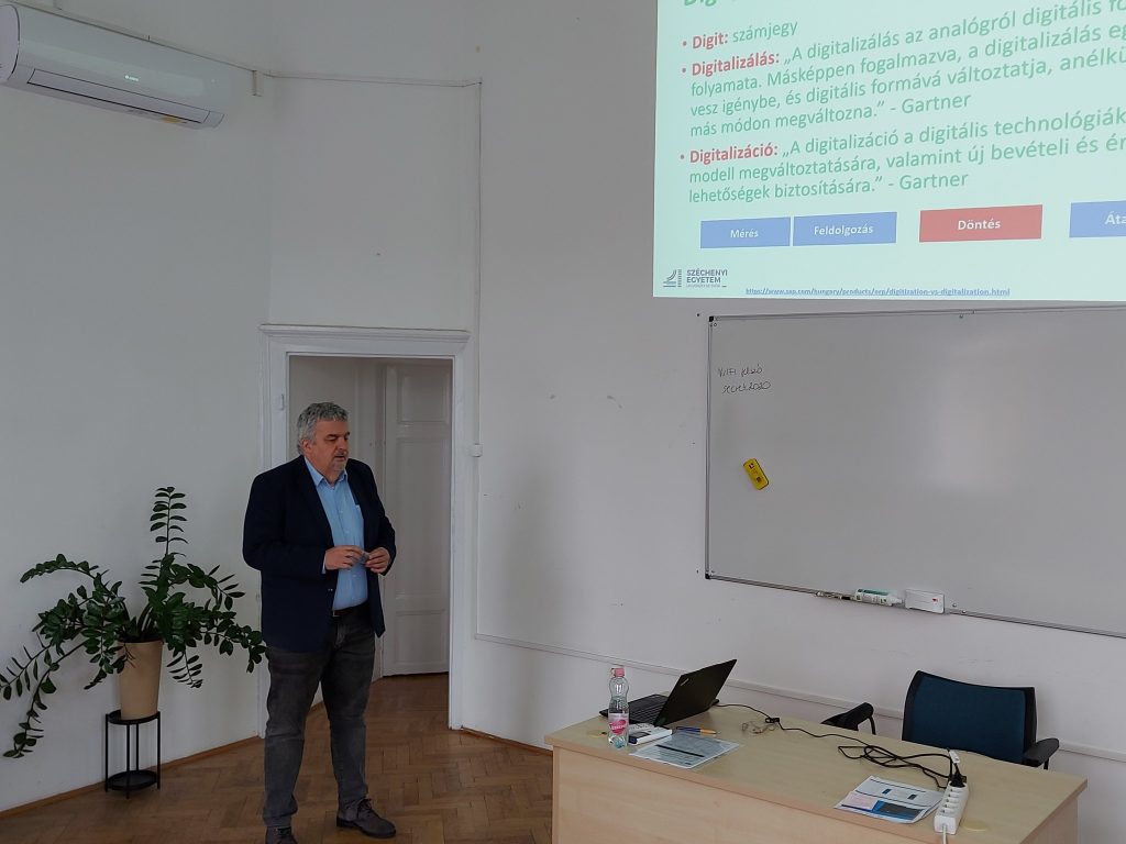 Varga Péter Miklós, a Cibus Hungaricus Alapítvány főtitkára, a Magyar Precíziós Gazdálkodási Egyesület alelnöke tartott előadást a digitalizáció működési folyamatairól, a stratégiák fontosságáról és az üzemfejlesztésről