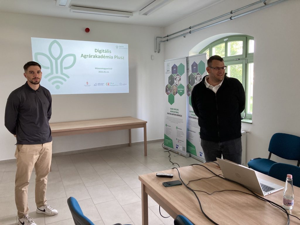 Stencinger Dávid és Hegedüs Gergely, az Agrár- és Élelmiszeripari Kutató Központ szakemberei tartották a szerdai térinformatika gyakorlatot Óváron