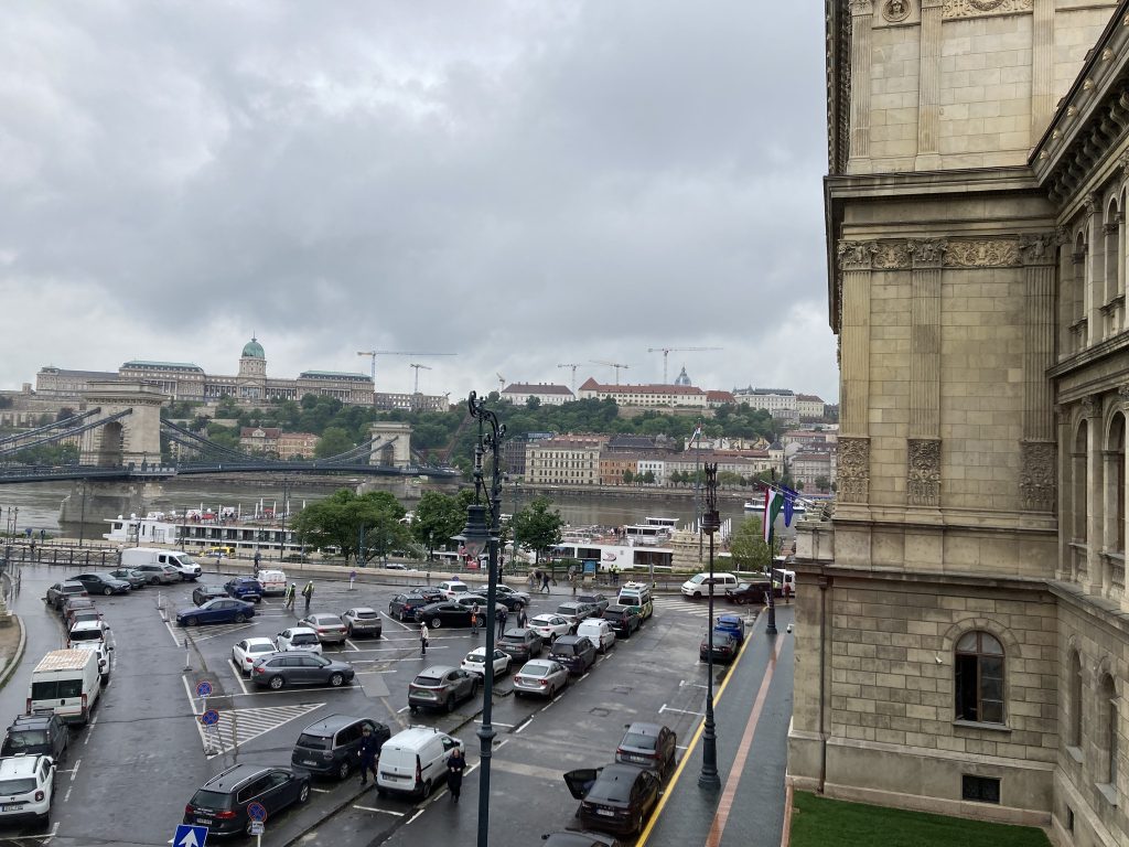Kilátás a képzés budapesti helyszínéről a Dunára és Budára