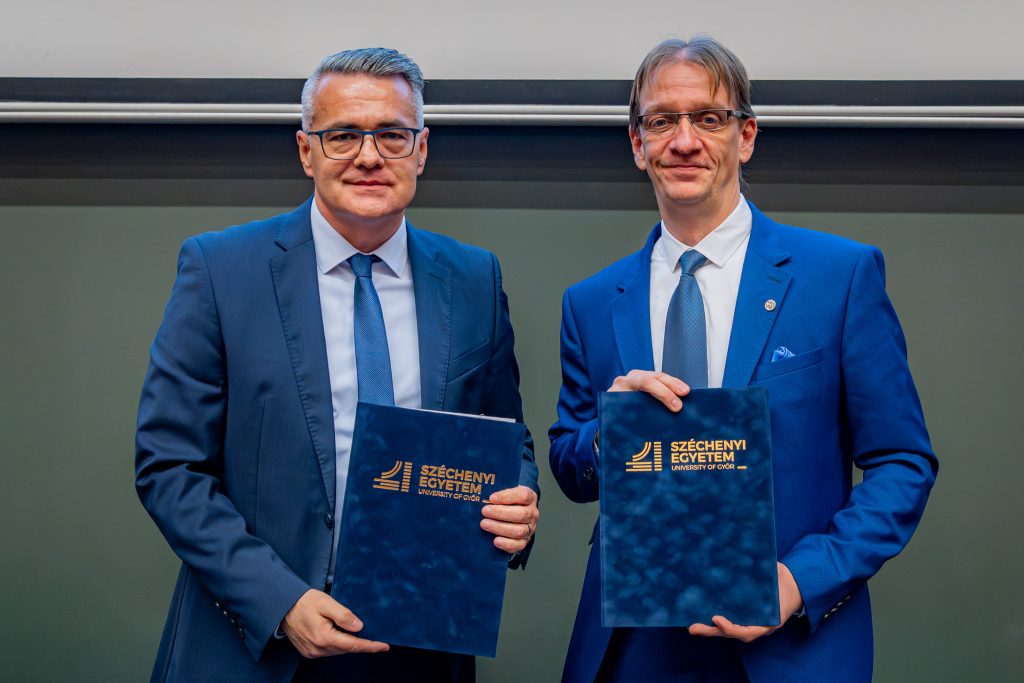 Füredi Kornél, a Herman Ottó Intézet Nonprofit Kft. ügyvezetője (jobbra) és dr. Tóth Tamás, a Széchenyi István Egyetem Albert Kázmér Mosonmagyaróvári Kar dékánja - Fotó: Adorján András, SZE